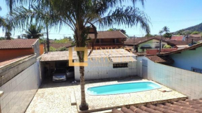 Casa com piscina e churrasqueira